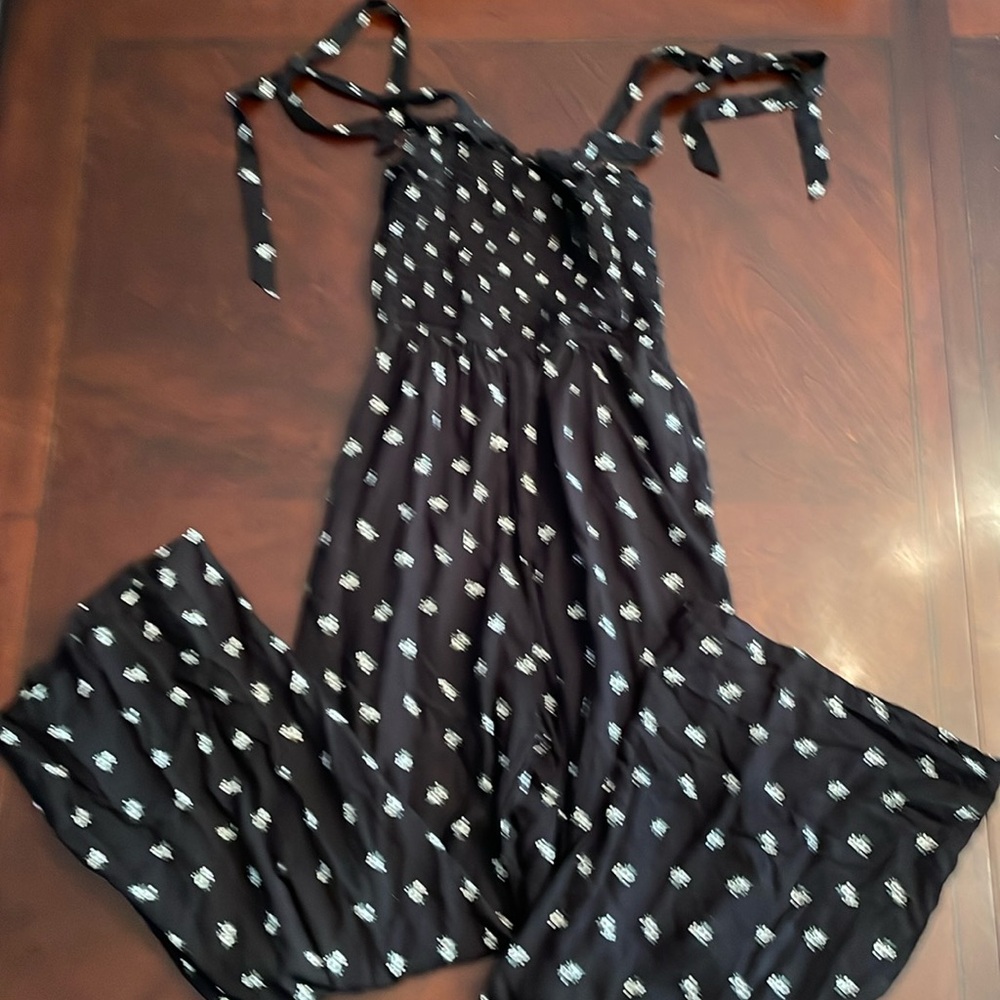 Hollister Women’s black floral jumpsuit, tie straps, gathered top, wide leg xs